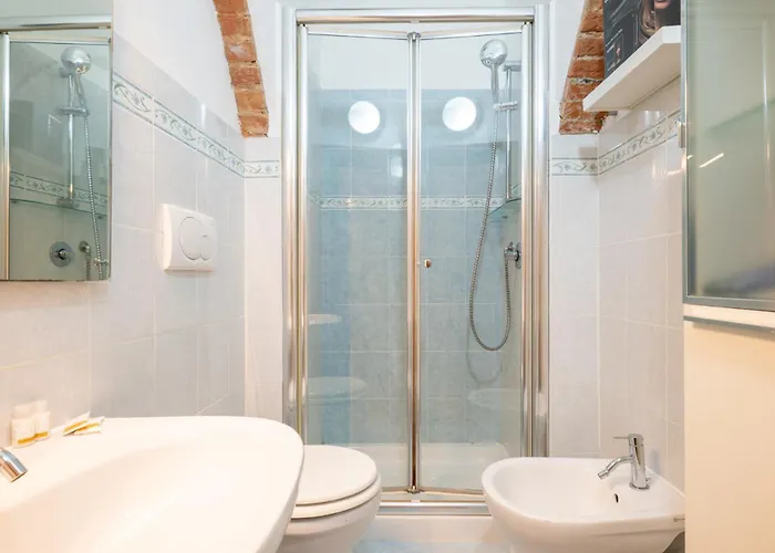 Daire Rentwin - Little Bright Pisa